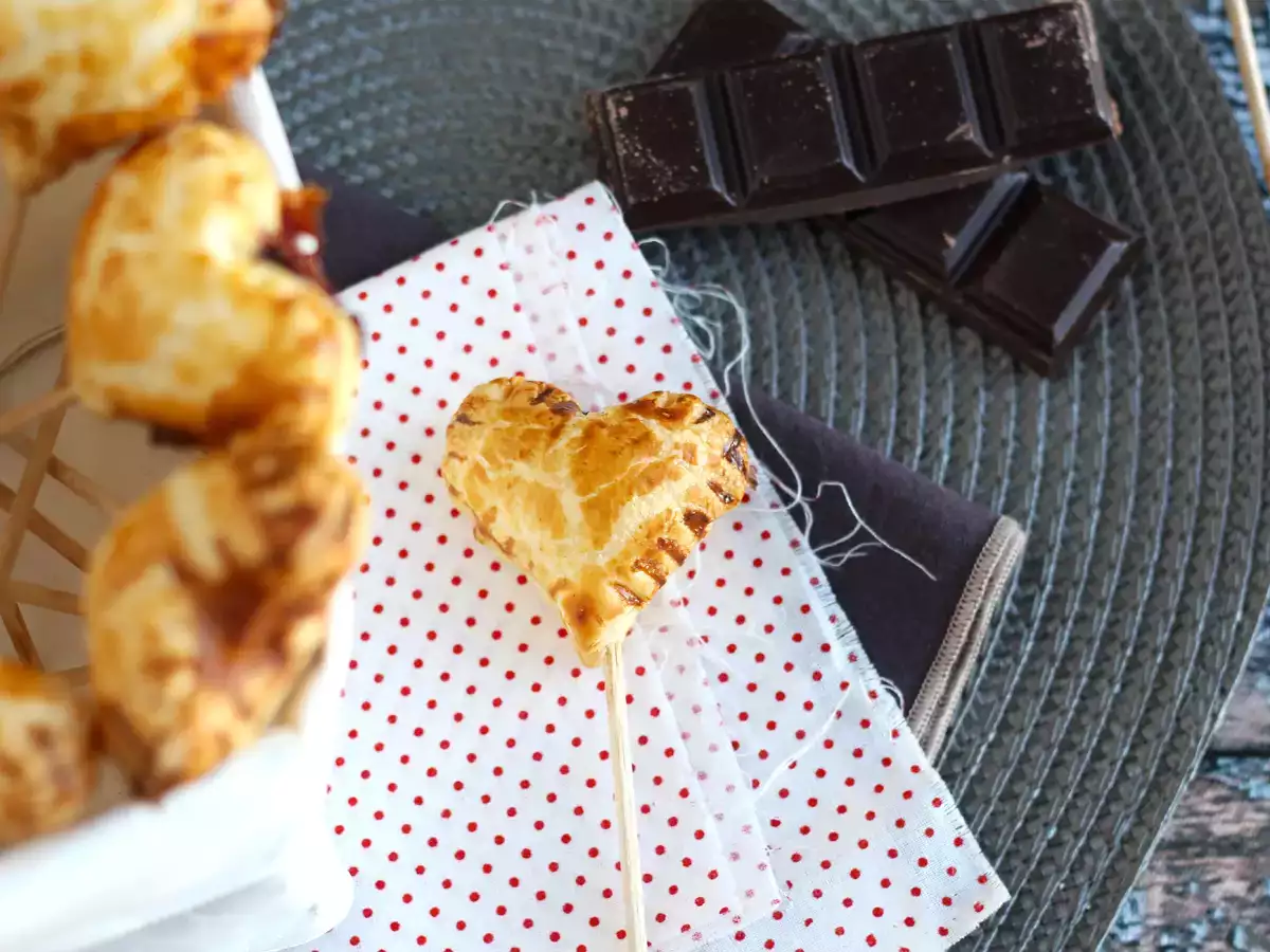 Изключително хрупкави сърца от бутер тесто с малини и шоколадов пай - снимка 2