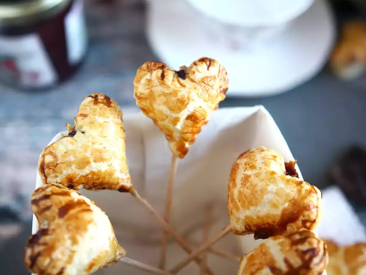 Изключително хрупкави сърца от бутер тесто с малини и шоколадов пай - снимка 3