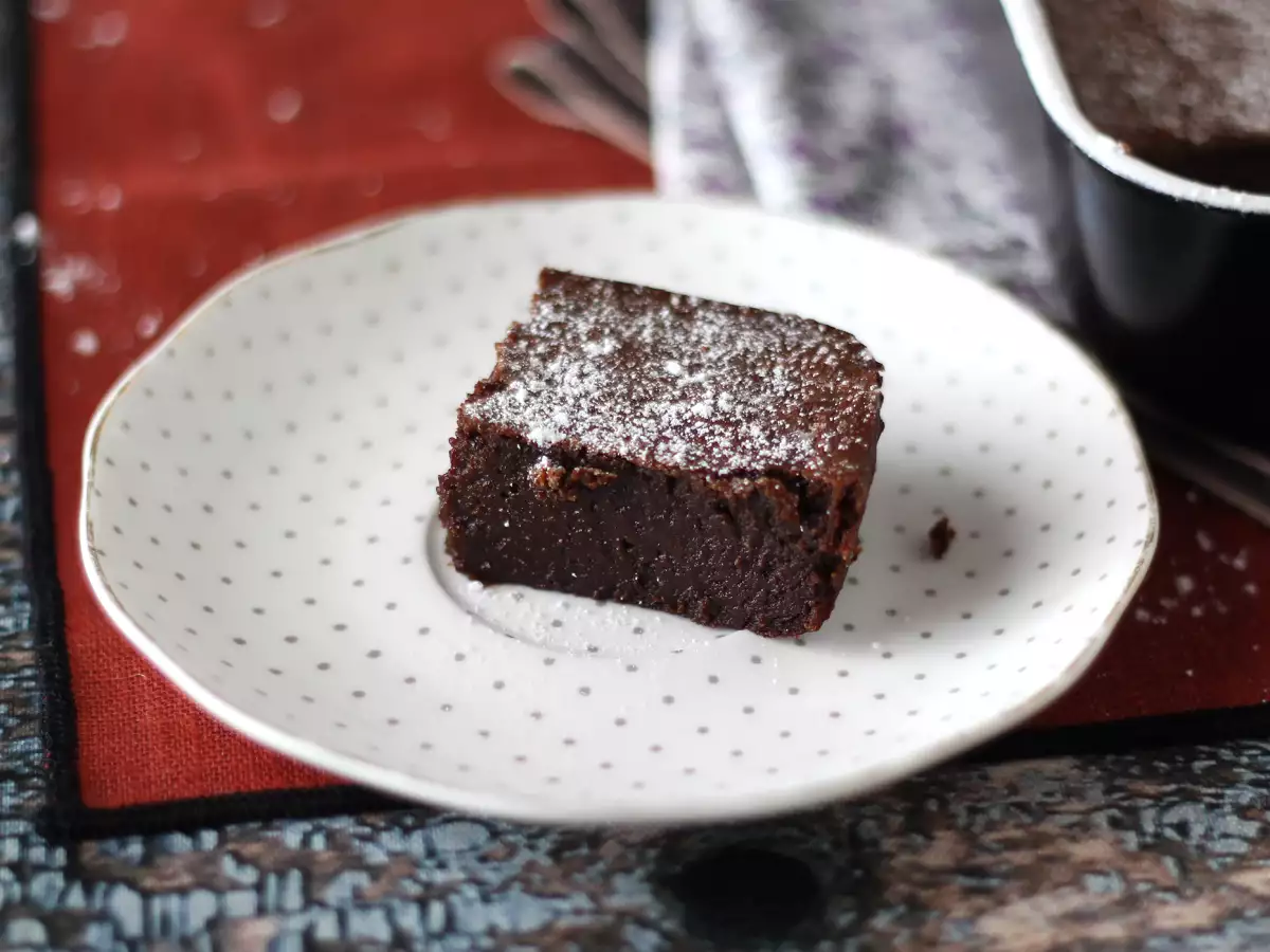 Изключително сладка торта с шоколад и крем от кестени само с 4 съставки - снимка 7