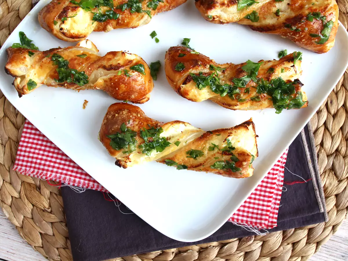 Извивки от бутер тесто със сирене и магданоз: задължително за аперитива - снимка 5