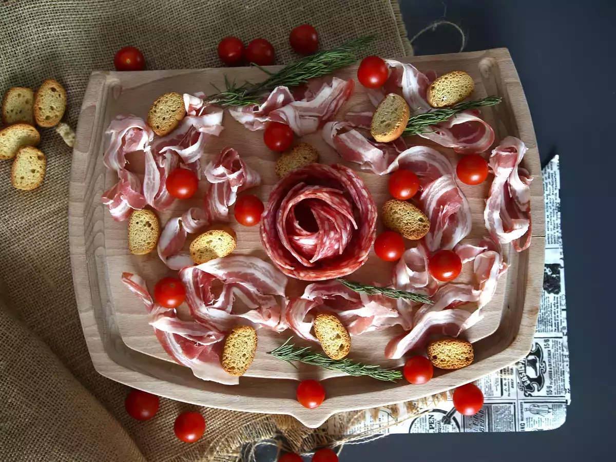 Как да приготвите плата с колбаси? Сгънете я във формата на роза! - снимка 5