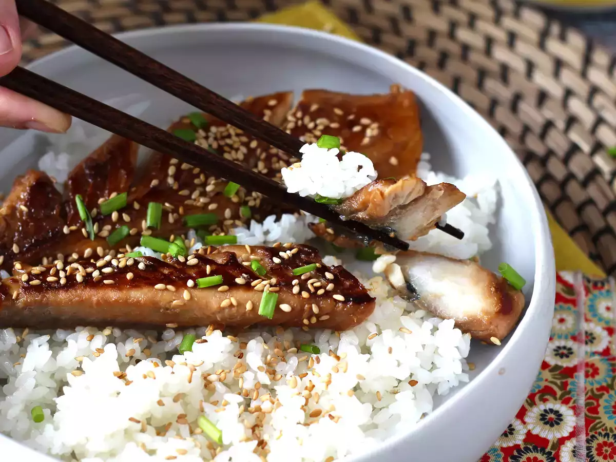 Как се приготвя скумрия? Опитайте тази рецепта с глазура от соев сос и мед! - снимка 2