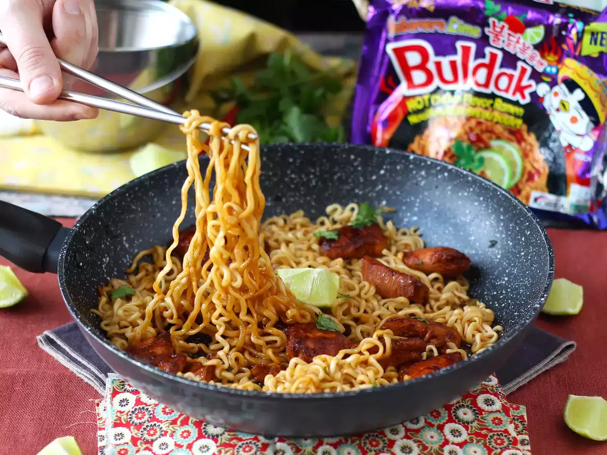Как се приготвят нудълите Buldak Habanero Lime с мариновано пилешко
