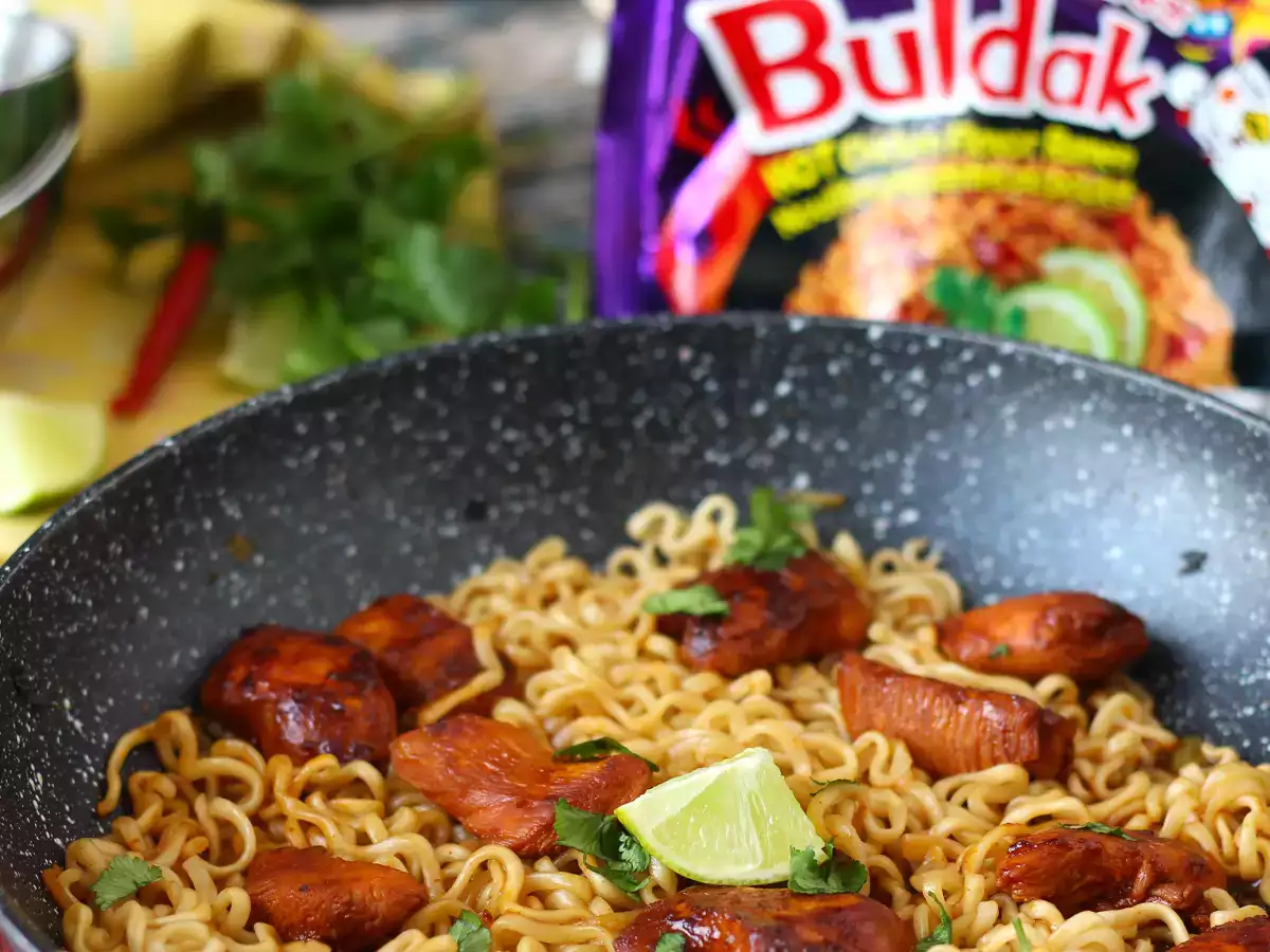 Как се приготвят нудълите Buldak Habanero Lime с мариновано пилешко - снимка 4