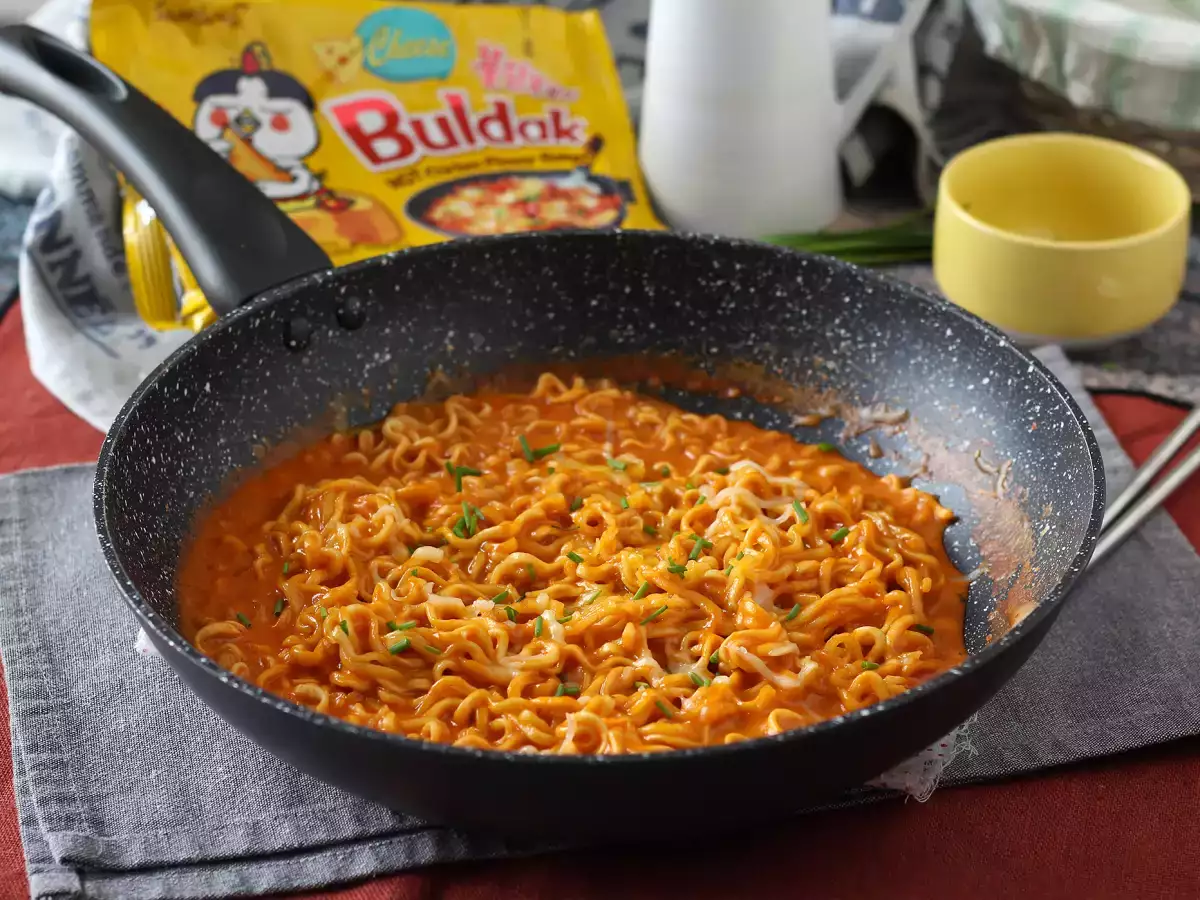 Как се приготвят юфка Buldak с вкус на сирене? Лесна и бърза рецепта!