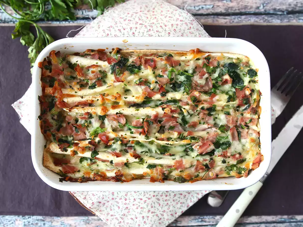 Какво да правим с тортилите Шунката, спанакът и моцарелата в гратена форма за торта с брънки - снимка 5