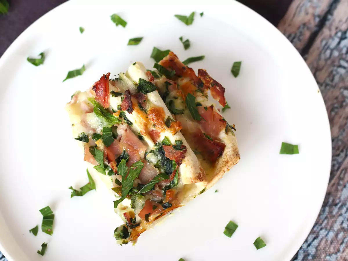 Какво да правим с тортилите Шунката, спанакът и моцарелата в гратена форма за торта с брънки - снимка 6