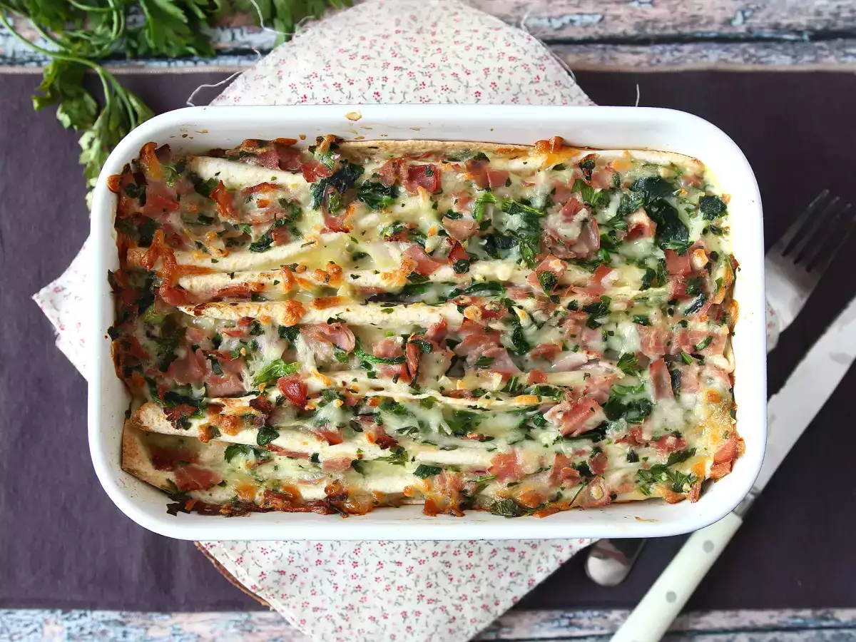Какво да приготвим с тортили: запеканка с шунка, спанак и моцарела тип crinkle cake - снимка 5
