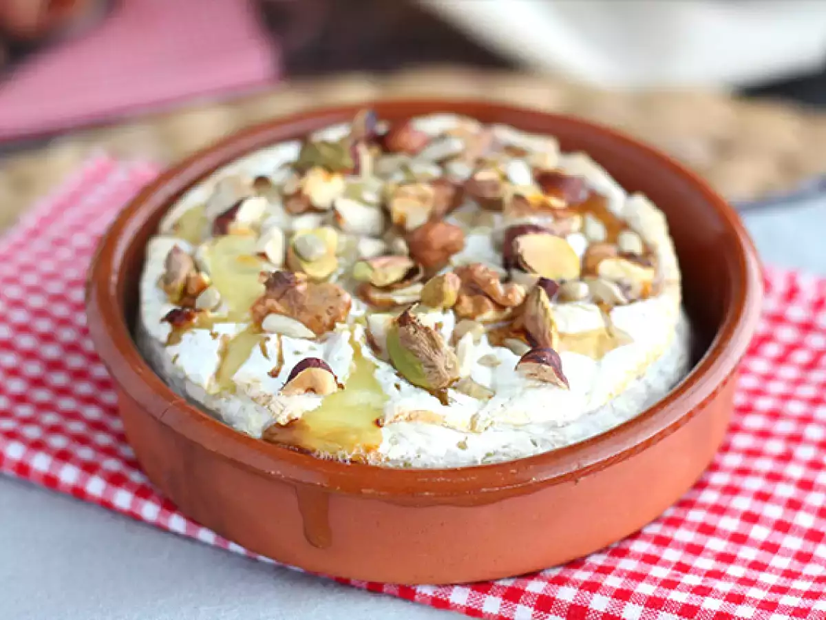 Камамбер, печен на фурна, с мед и орехи - снимка 2