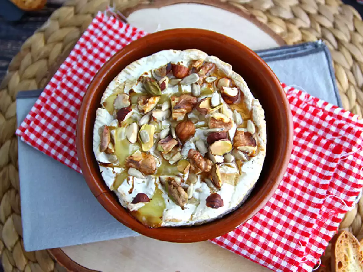 Камамбер, печен на фурна, с мед и орехи - снимка 5