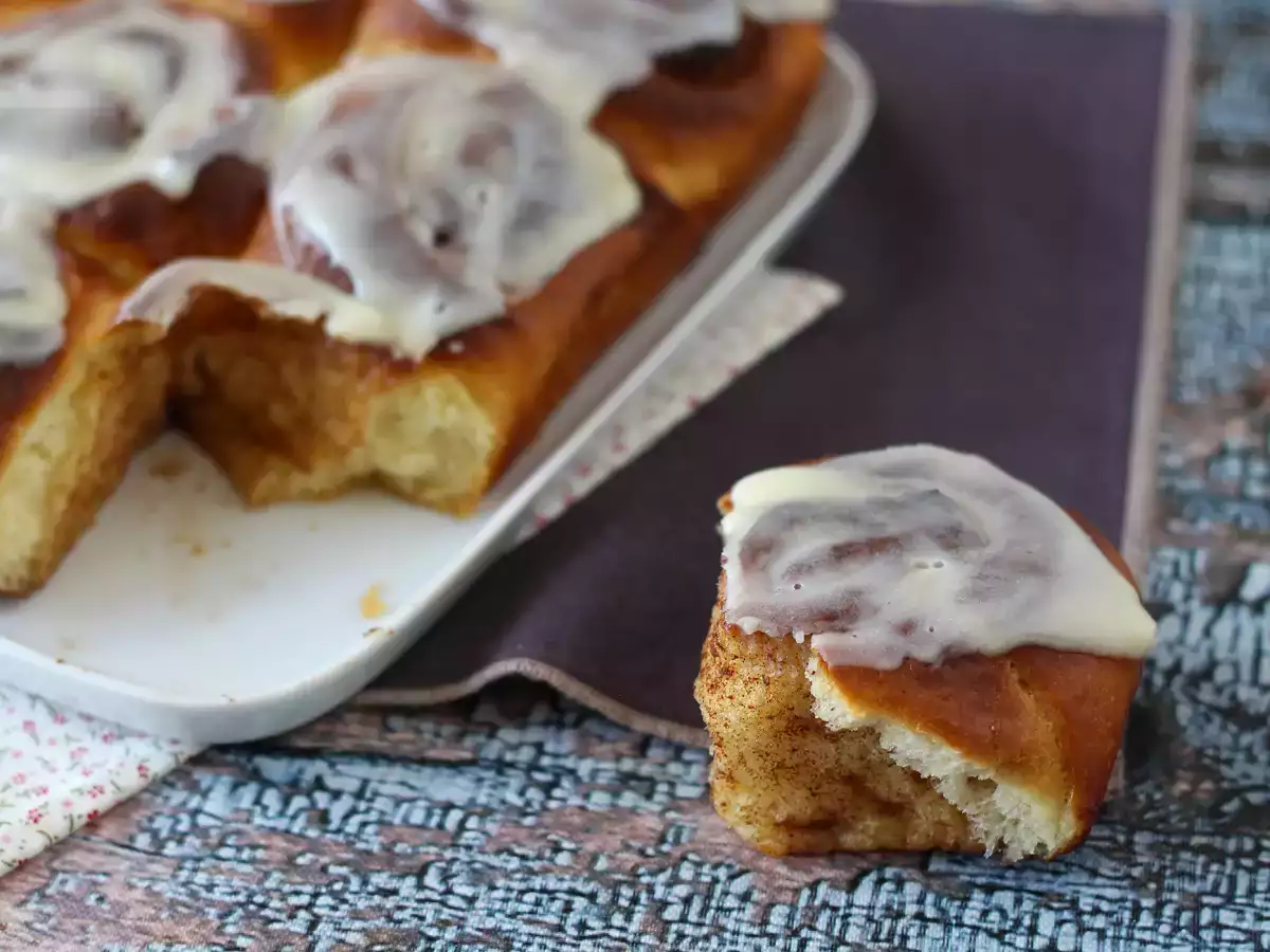 Канелени рулца (cinnamon rolls) – бриош с канела и ванилова глазура - снимка 4