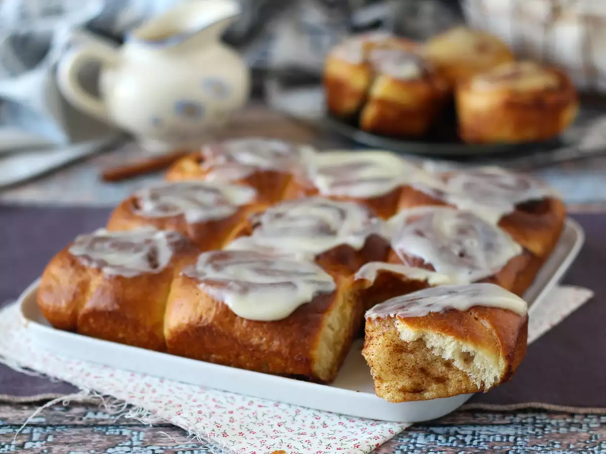 Канелени рулца (cinnamon rolls) – бриош с канела и ванилова глазура - снимка 6