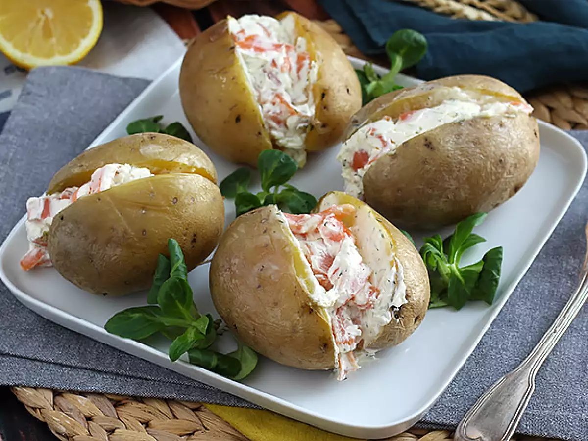 Картофи, пълнени с пушена сьомга и фураж фрайс - снимка 2