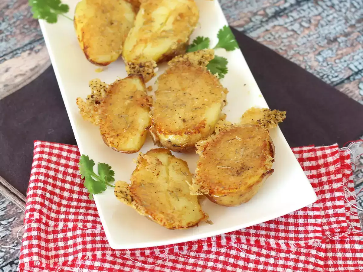 Картофи с пармезан, меки отвътре и хрупкави отвън! - снимка 4