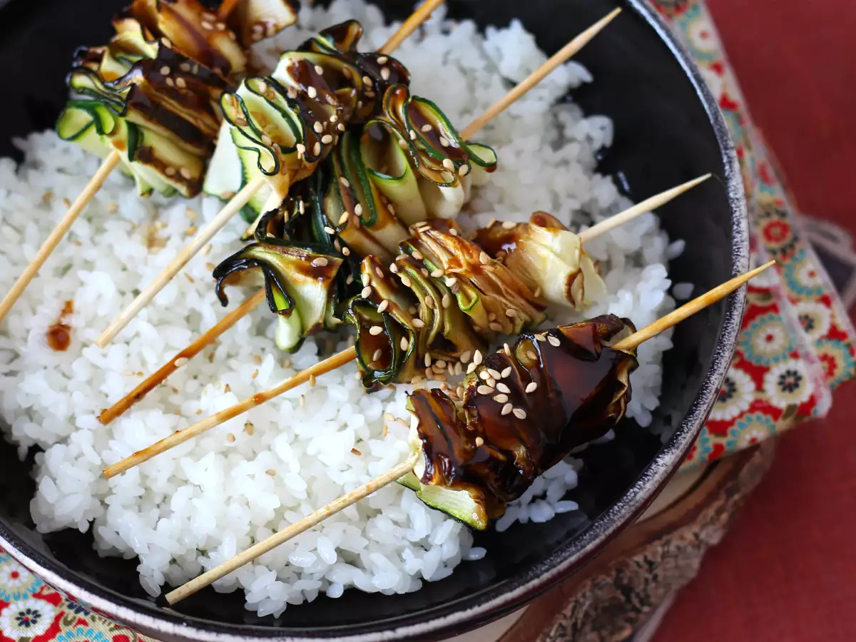 Кебап от тиквички с вкусен, пикантен азиатски сос - снимка 5