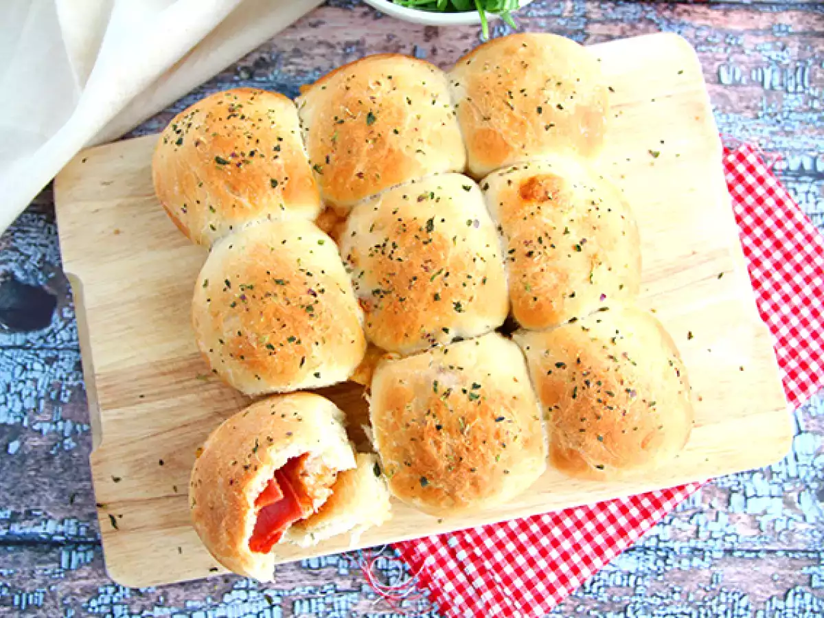 Кифлички за пица с пълнеж от шунка и сирене - снимка 2