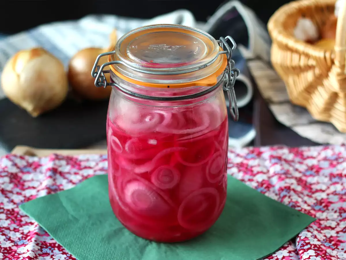 Кисели краставички с червен лук, идеални за подобряване на ястията! - снимка 5