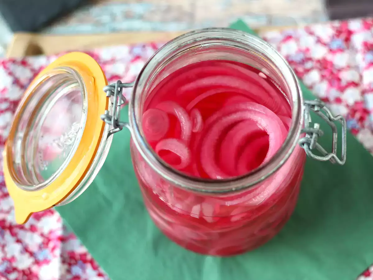 Кисели краставички с червен лук, идеални за подобряване на ястията! - снимка 6