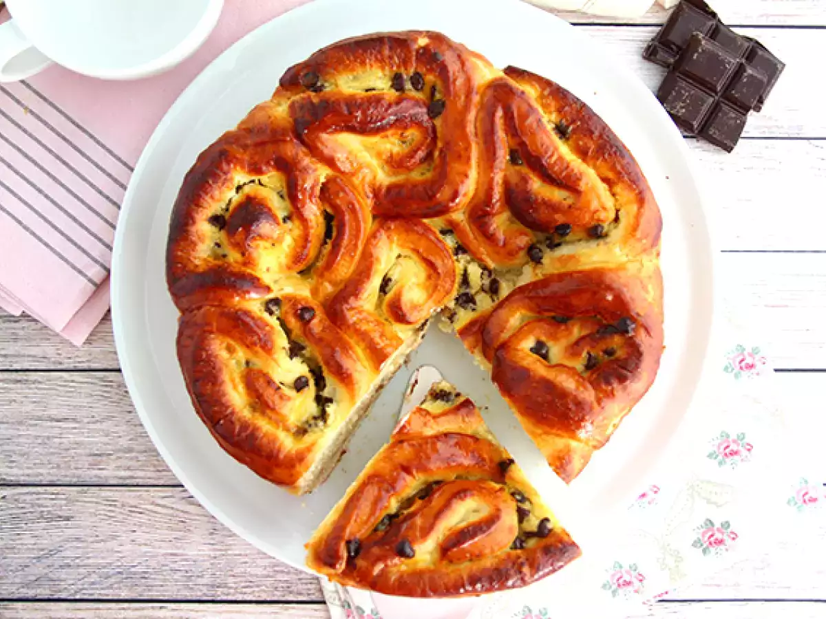 Китайски бриош с пълнеж от крем и шоколадови стърготини - снимка 4