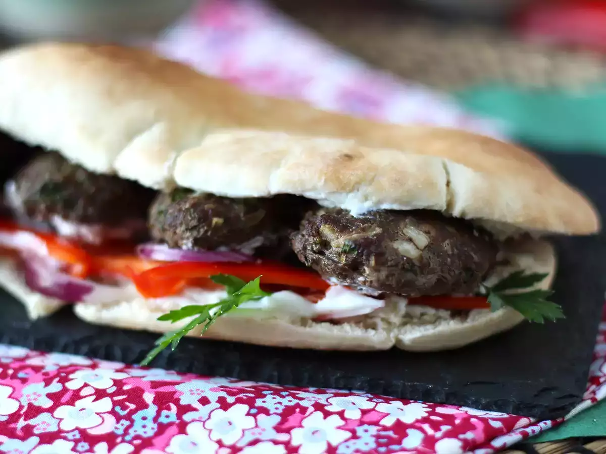 Köfte - турските кюфтета в хляб - снимка 2