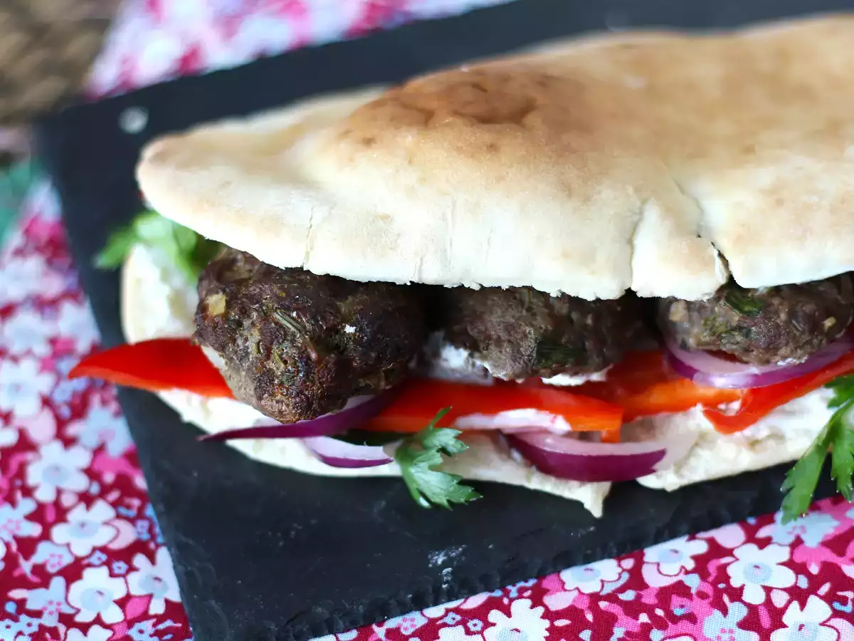 Köfte - турските кюфтета в хляб - снимка 5