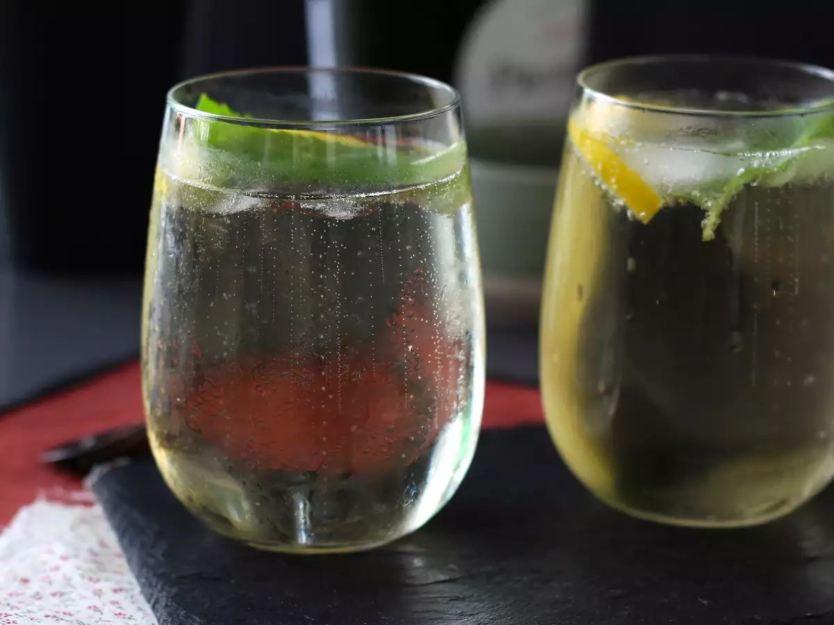 Коктейл Spritz St-Germain с ликьор от цвят на бъз – изключително освежаващ коктейл за лятото - снимка 2