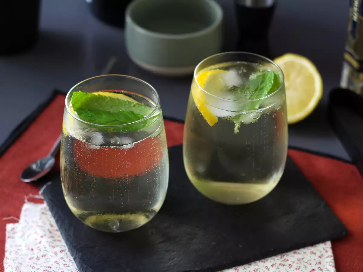Коктейл Spritz St-Germain с ликьор от цвят на бъз – изключително освежаващ коктейл за лятото - снимка 3