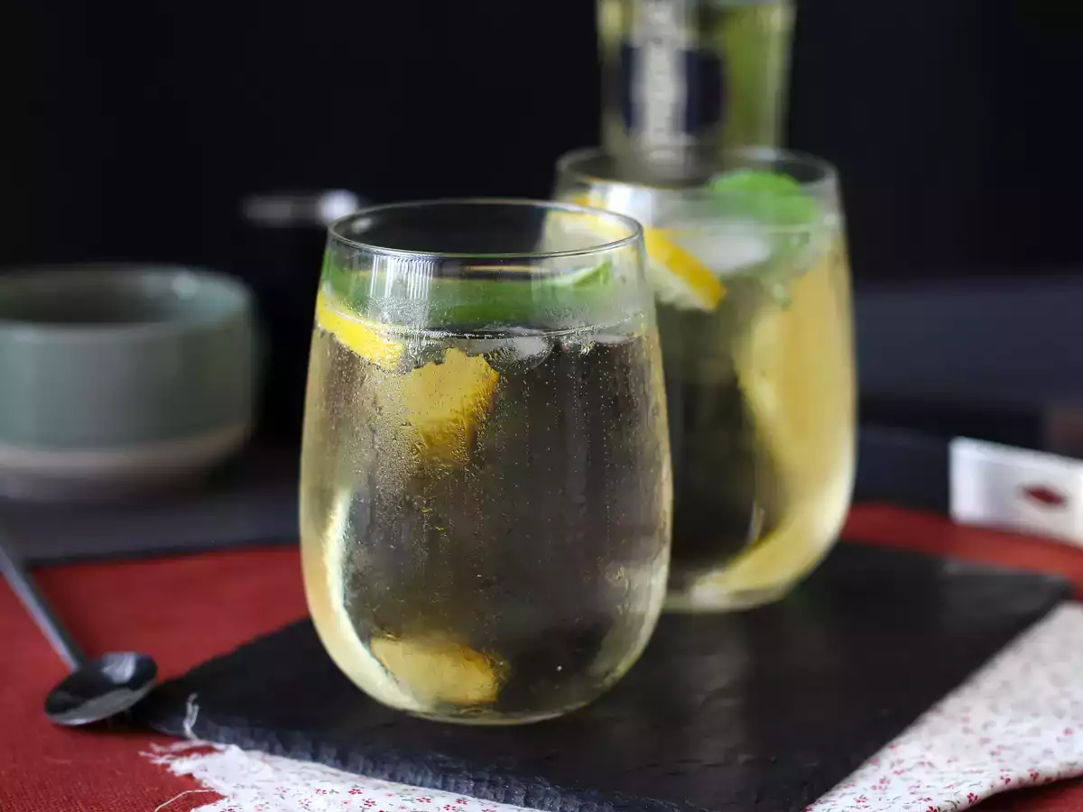 Коктейл Spritz St-Germain с ликьор от цвят на бъз – изключително освежаващ коктейл за лятото - снимка 4