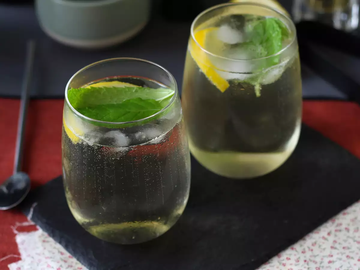 Коктейл Spritz St-Germain с ликьор от цвят на бъз – изключително освежаващ коктейл за лятото - снимка 5
