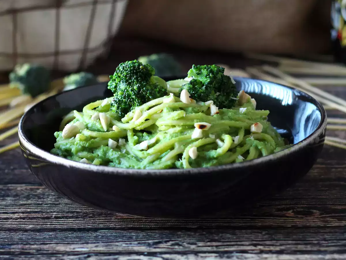 Кремообразна паста с броколи и бадеми: лесно за приготвяне и вкусно ястие - снимка 2