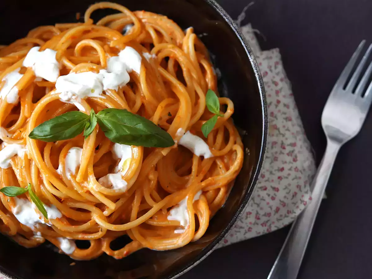 Кремообразна паста с бурата и чери домати - снимка 2