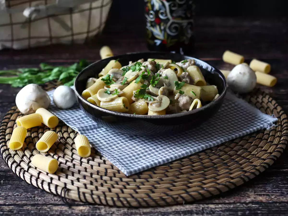 Кремообразна паста с гъби и колбаси - снимка 2