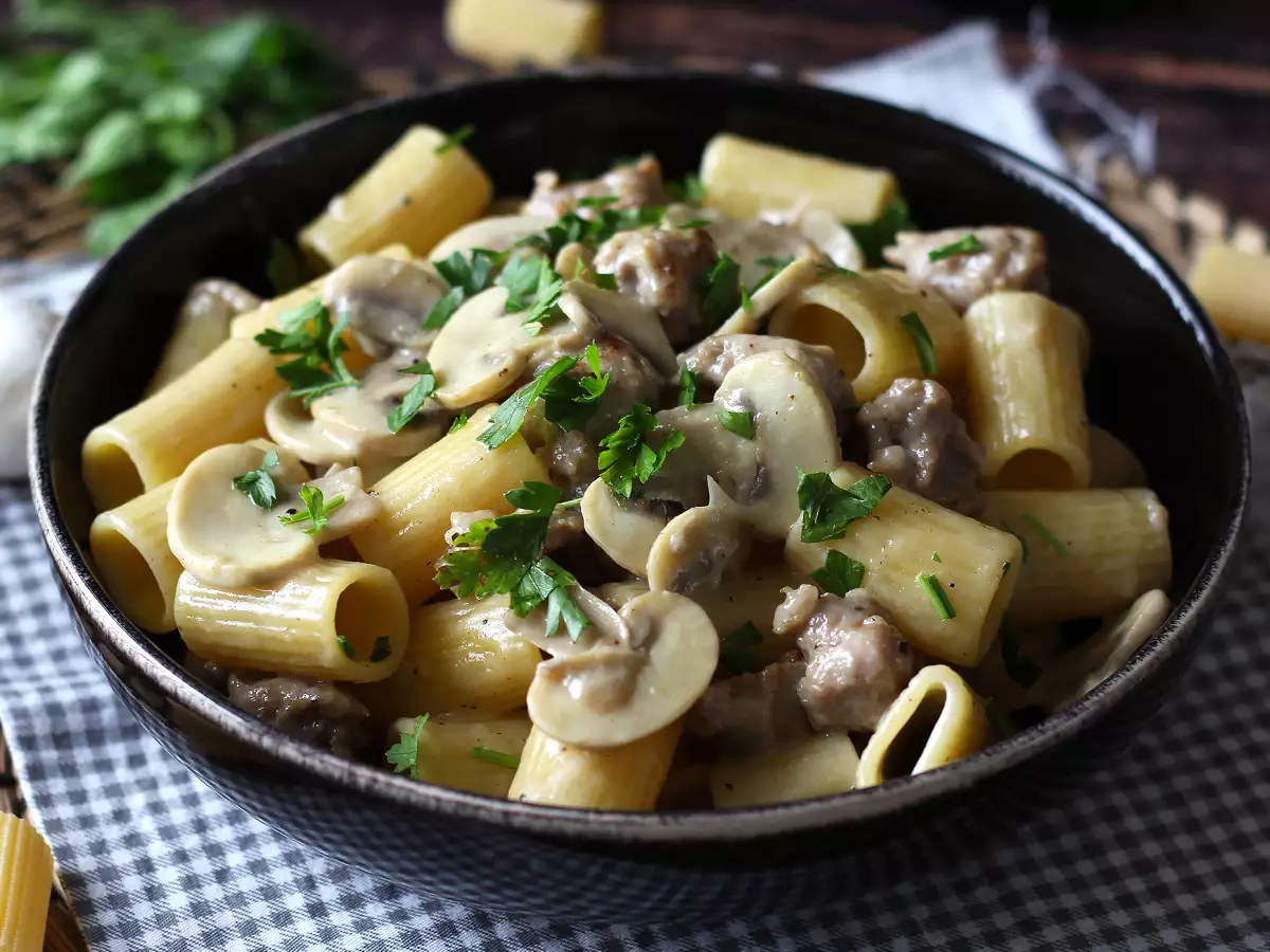 Кремообразна паста с гъби и колбаси - снимка 3