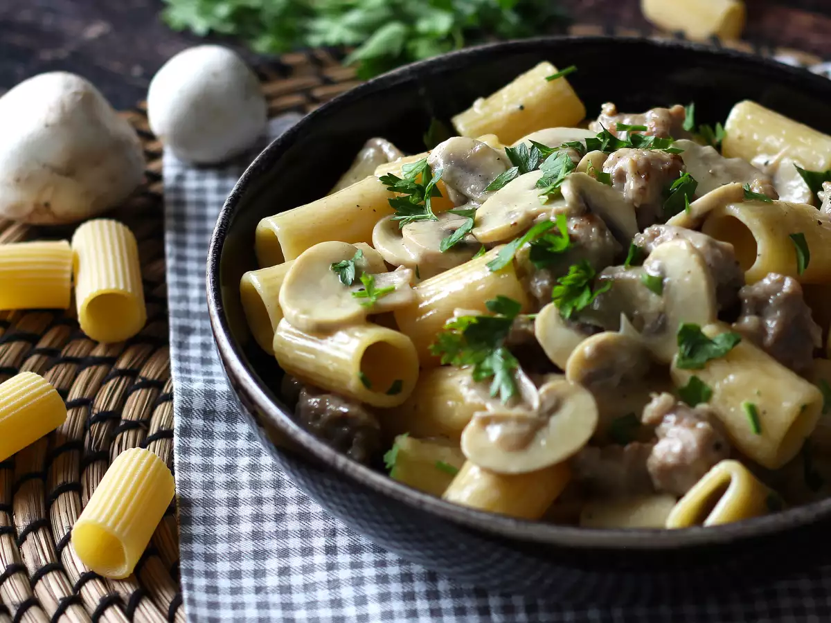 Кремообразна паста с гъби и колбаси - снимка 4