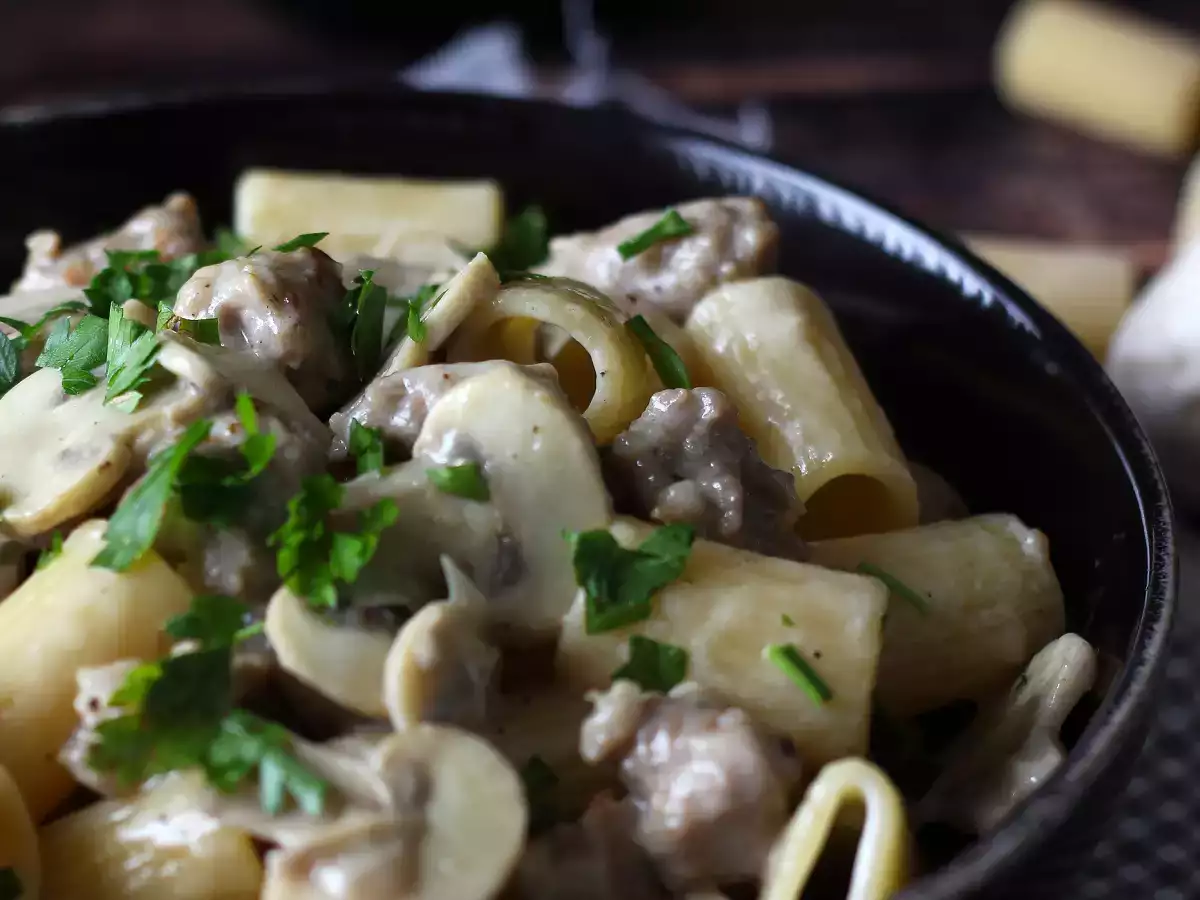 Кремообразна паста с гъби и колбаси - снимка 5