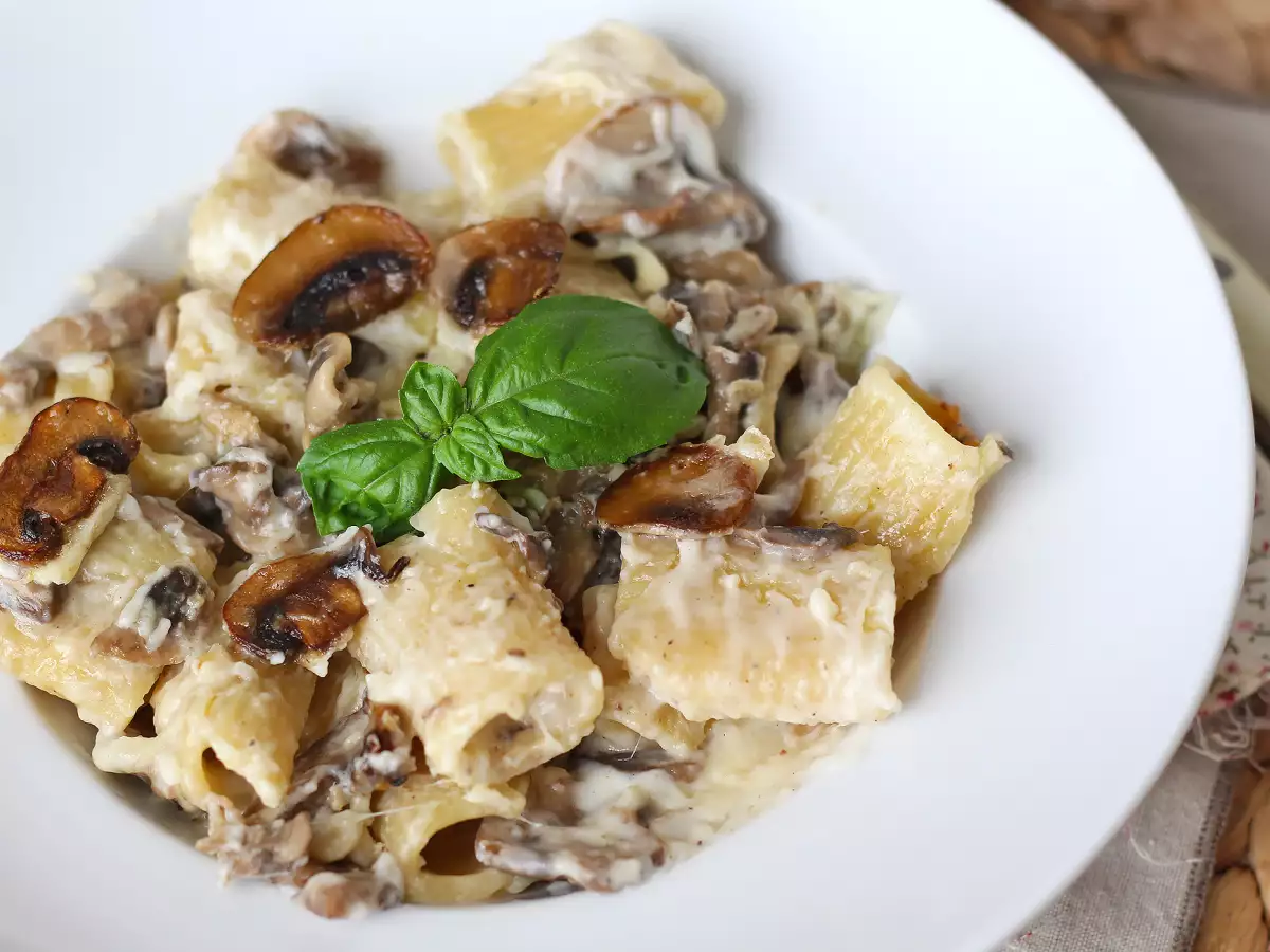 Кремообразна паста с гъби и сметана – лесно ястие с автентичен вкус - снимка 3