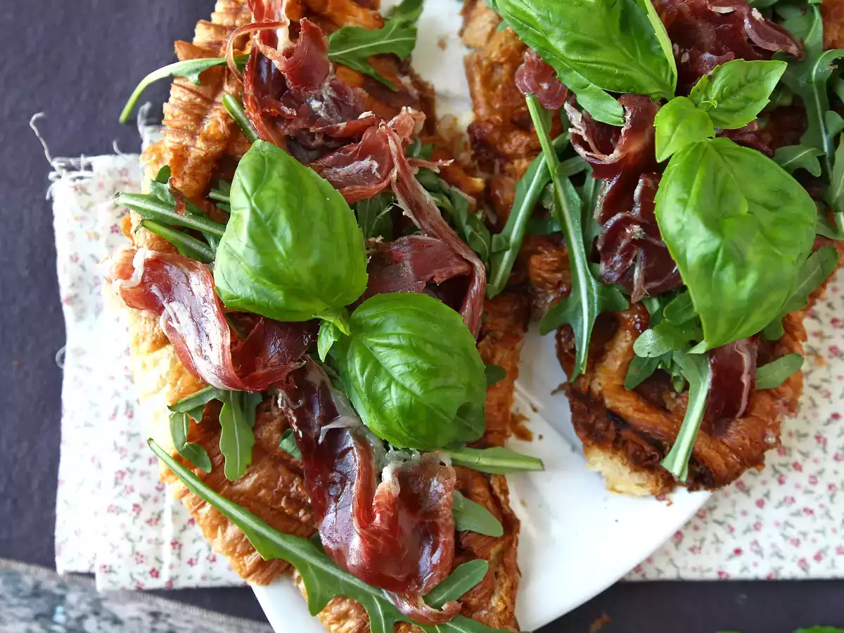 Крофъл, вафлен кроасан със сладко от смокини, козе сирене и иберийска сушена шунка - снимка 2