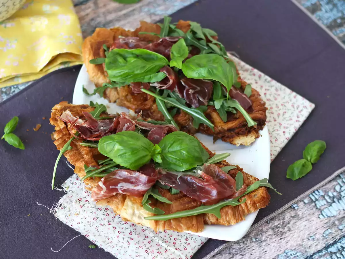 Крофъл, вафлен кроасан със сладко от смокини, козе сирене и иберийска сушена шунка - снимка 3