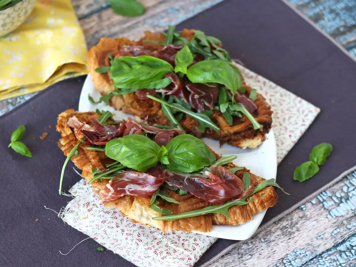 Крофъл, вафлен кроасан със сладко от смокини, козе сирене и иберийска сушена шунка - снимка 4