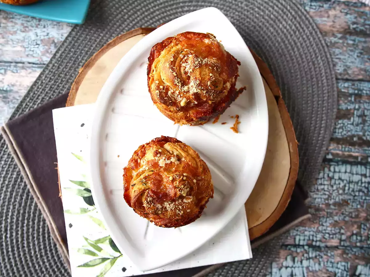 Круфини, комбинация от кроасан и кифла, в този случай осолени с пармезан и моцарела. - снимка 2