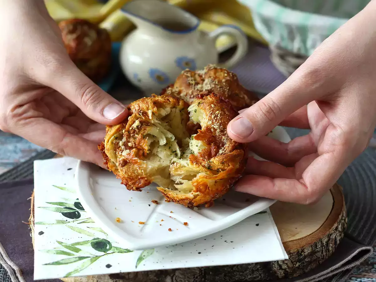 Круфини, комбинация от кроасан и кифла, в този случай осолени с пармезан и моцарела. - снимка 6