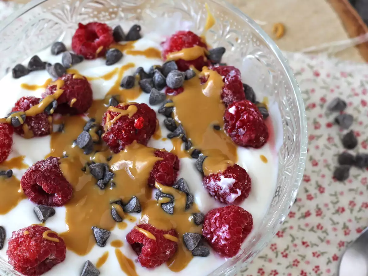 Купа Skyr с червени плодове, фъстъчено масло и шоколад - снимка 2