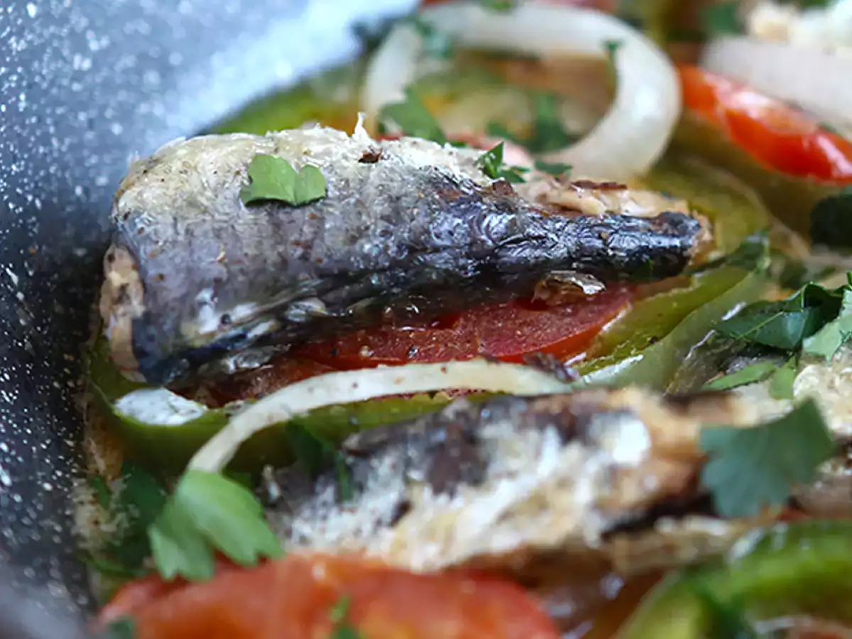 Лесна и евтина яхния от сардини - снимка 4