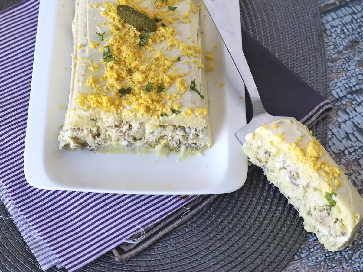 Лесна студена картофена торта без печене с риба тон и майонеза - снимка 4