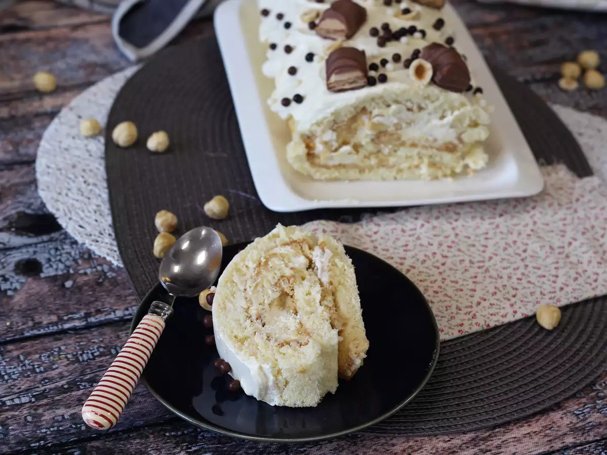 Лесно руло с вкус на Kinder Bueno – идеално за рожден ден или за коледната трапеза! - снимка 5