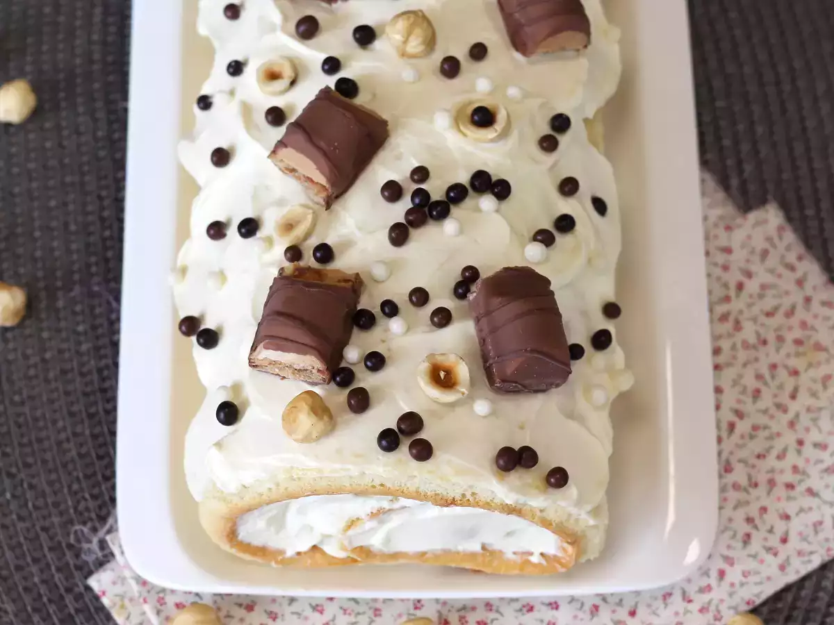 Лесно руло с вкус на Kinder Bueno, идеално за торта за рожден ден или за коледен дървен материал! - снимка 3