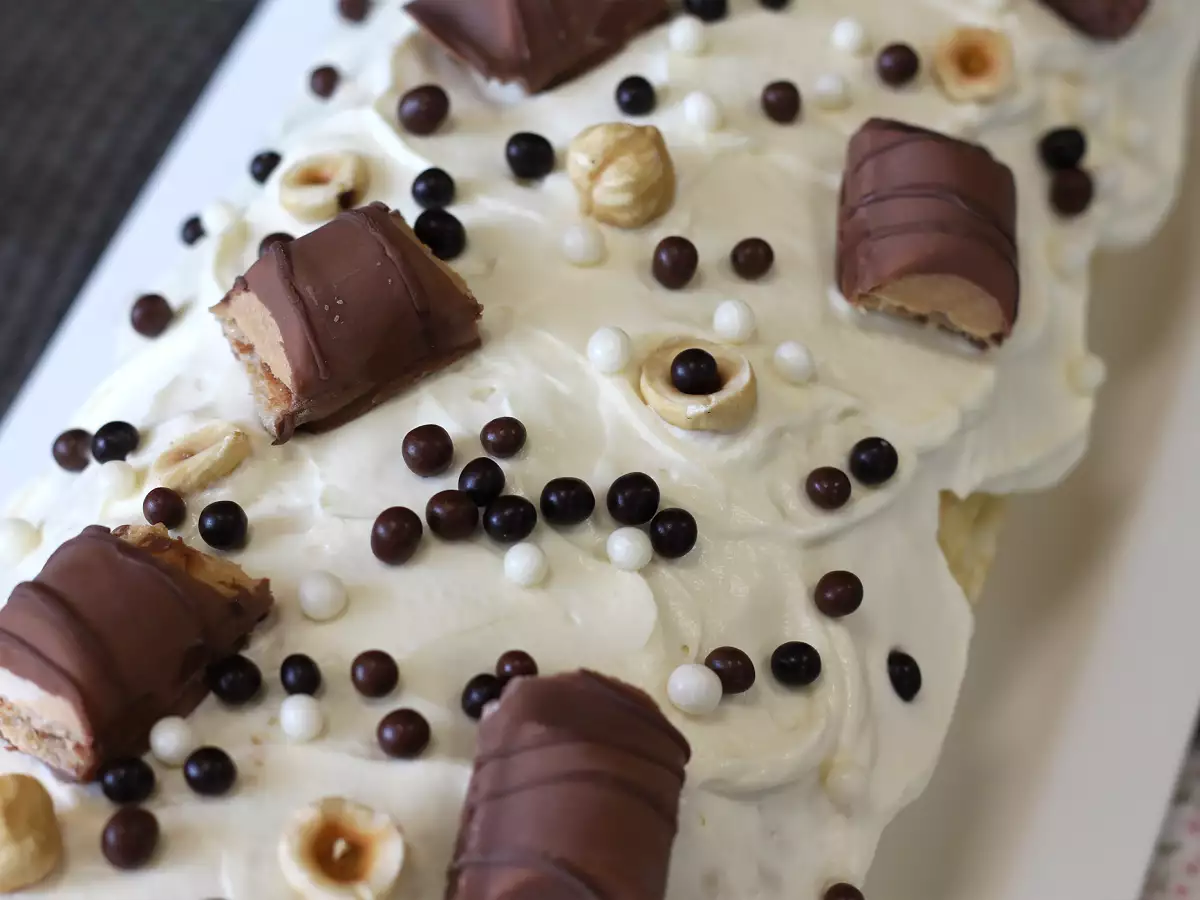 Лесно руло с вкус на Kinder Bueno, идеално за торта за рожден ден или за коледен дървен материал! - снимка 7