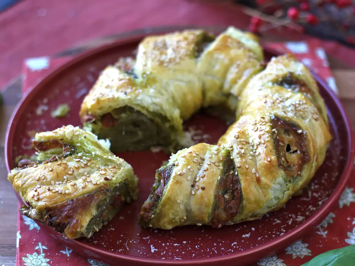 Листова корона с песто, моцарела и сушени домати - снимка 4