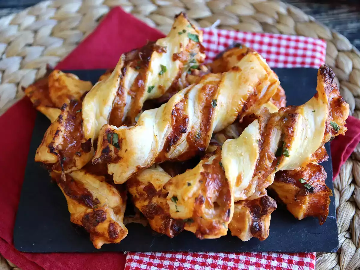 Макси извивки от бутер тесто (домати, шунка, моцарела, магданоз)