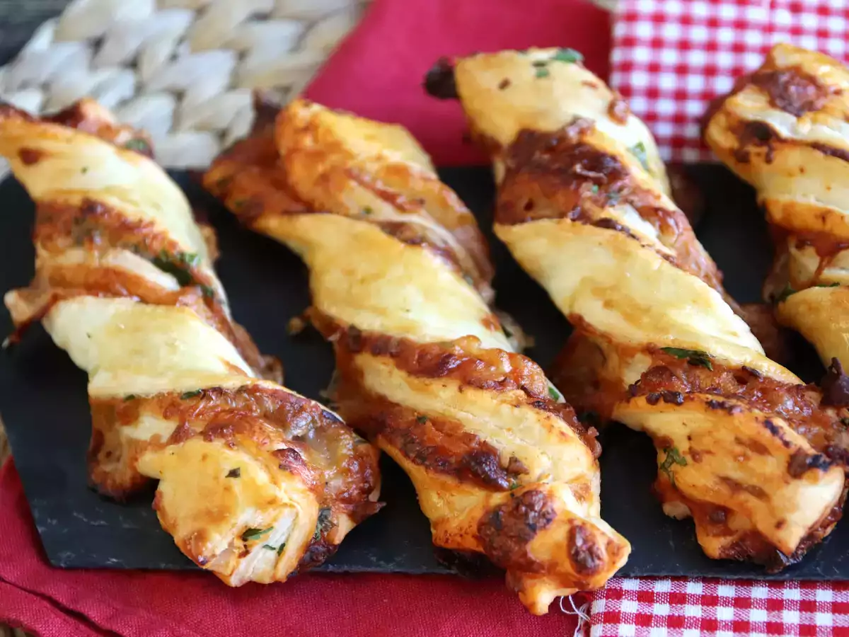 Макси извивки от бутер тесто (домати, шунка, моцарела, магданоз) - снимка 2